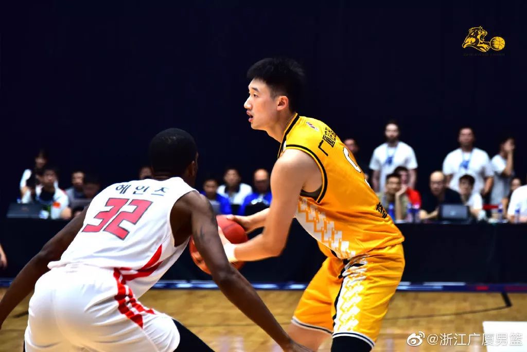 广厦男篮训练开放日，国际比赛日止住颓势引欢呼，CBA常规赛在即，临场指挥获称赞的简单介绍